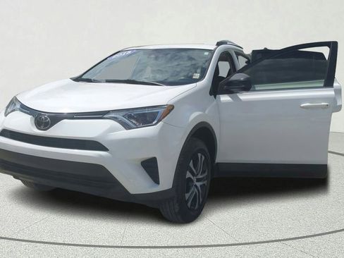 Used 2018 Toyota RAV4 LE image 10