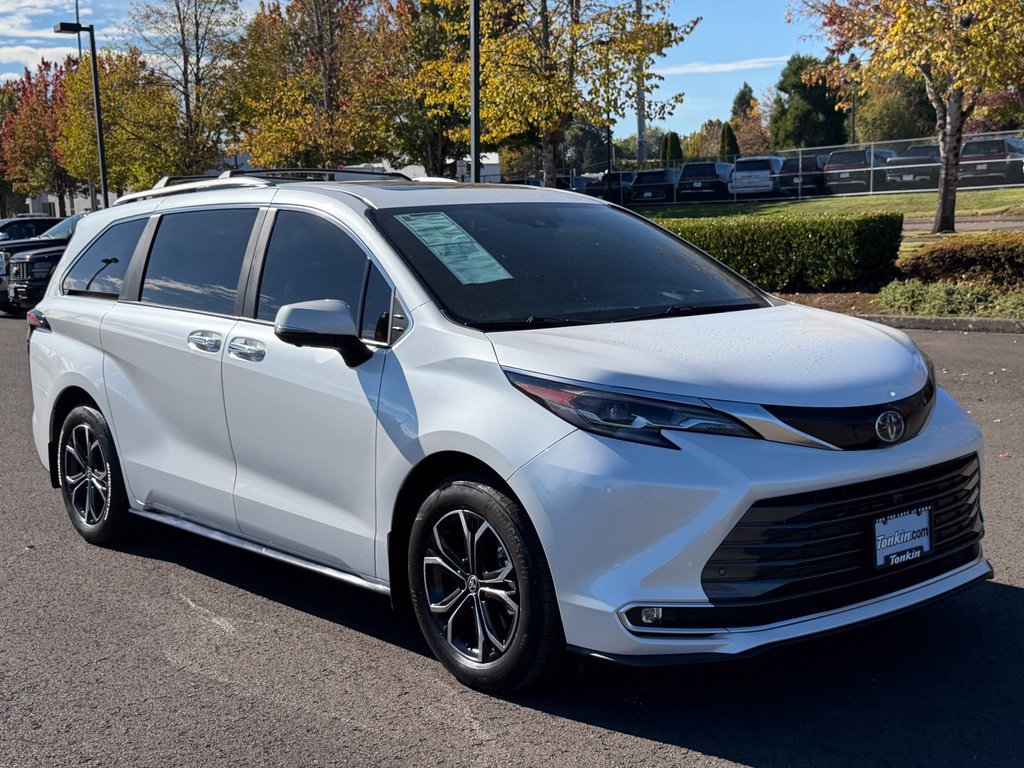 Used 2025 Toyota Sienna Platinum AWD/4WD image 2