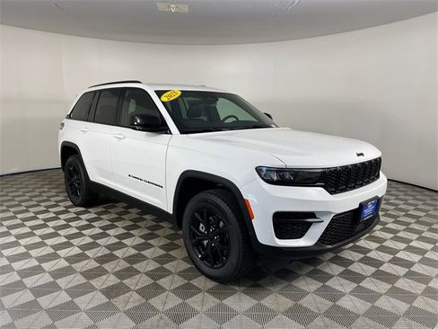 New 2025 Jeep Grand Cherokee Altitude image 7