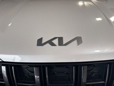 Used 2022 Kia Carnival LX image 12