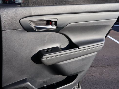 Used 2020 Toyota Highlander XLE image 14