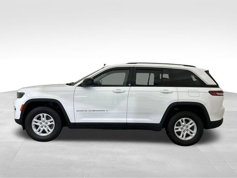 Used 2023 Jeep Grand Cherokee Laredo w/ Trailer Tow Prep Group (B) AWD/4WD image 2