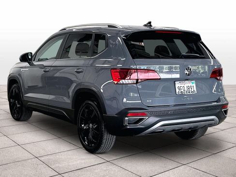 Used 2023 Volkswagen Taos SE w/ Panoramic Sunroof Package FWD image 7