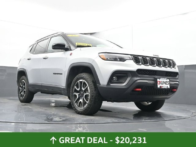 Used 2025 Jeep Compass Trailhawk AWD/4WD image 47