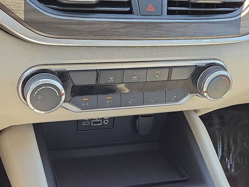 Used 2025 Nissan Altima 2.5 SV FWD image 27