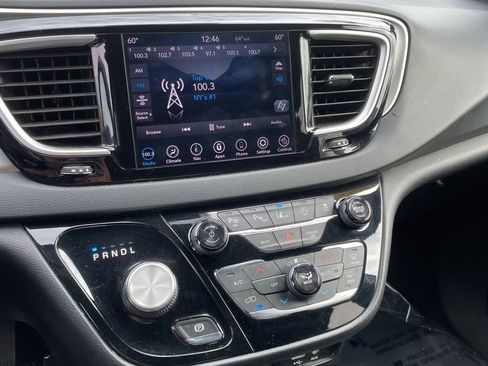 Used 2020 Chrysler Pacifica Touring-L w/ Advanced Safetytec Group image 10