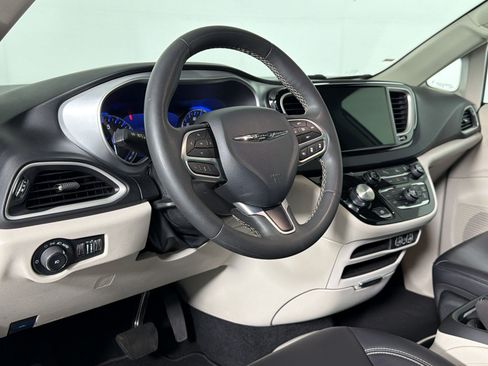 Used 2024 Chrysler Pacifica Touring-L FWD image 3