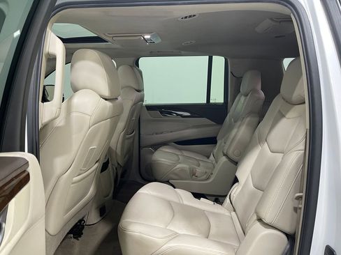 Used 2017 Cadillac Escalade ESV Luxury image 32