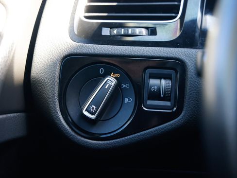 Used 2017 Volkswagen Golf R 4-Door image 46