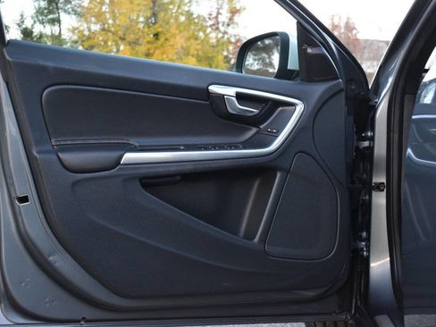 Used 2016 Volvo S60 T5 R-Design image 8