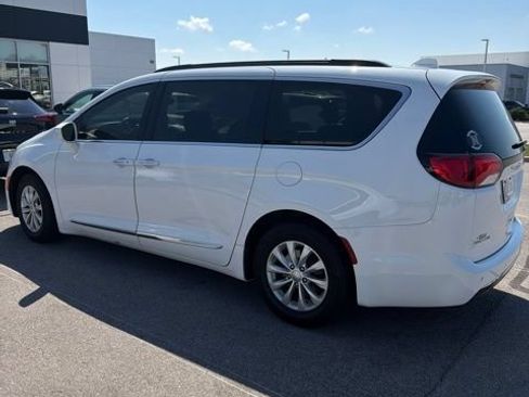 Used 2017 Chrysler Pacifica Touring-L FWD image 4