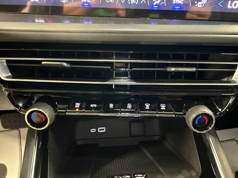 Used 2025 Chevrolet Traverse LT w/ Enhanced Driving Package image 19