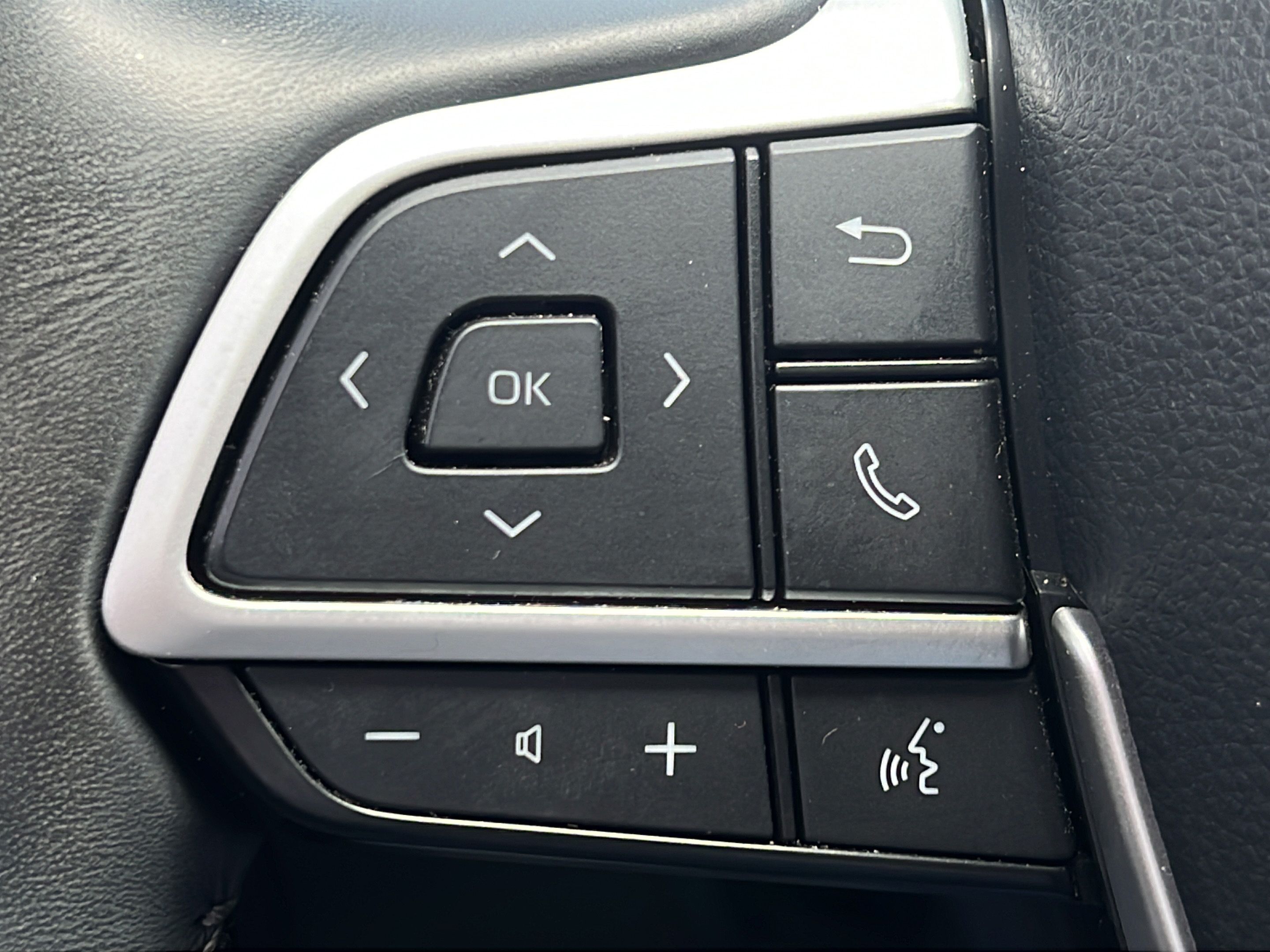 Used 2024 Toyota Highlander XLE FWD image 20