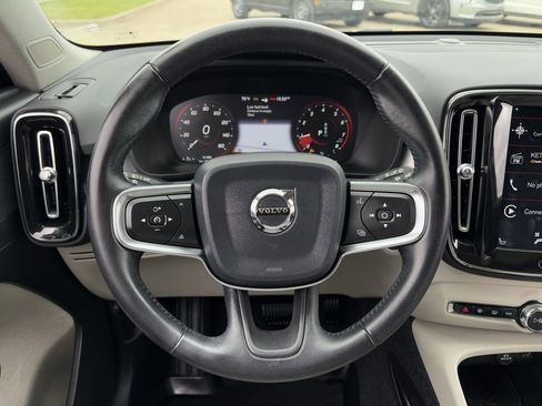 Used 2020 Volvo XC40 T5 Momentum w/ Protection Package Premier image 14