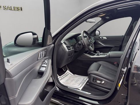 Used 2022 BMW X7 M50i image 9