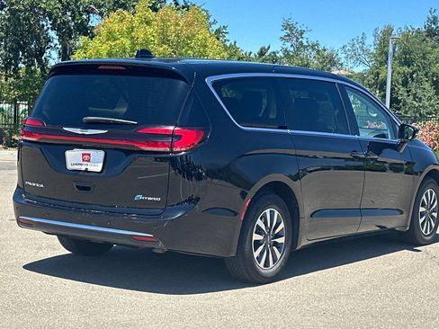 Used 2024 Chrysler Pacifica Limited FWD image 4