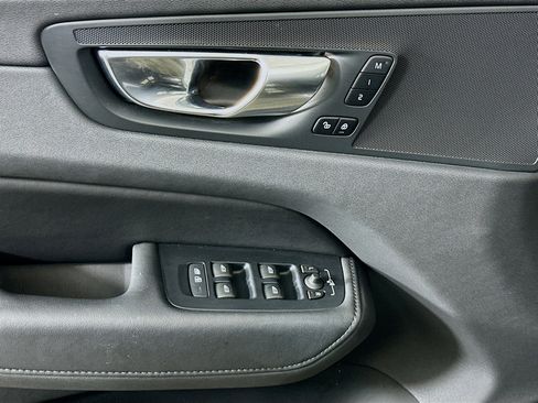 Used 2025 Volvo XC60 B5 Plus image 15