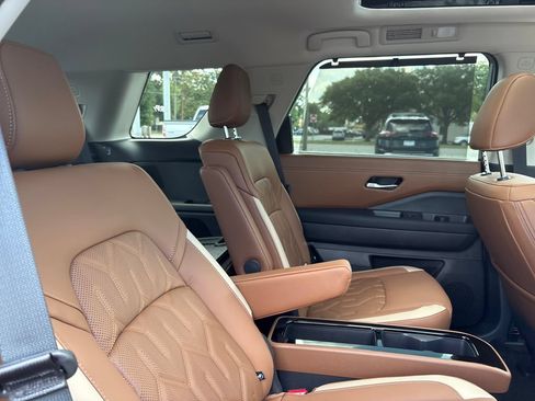 New 2026 Nissan Pathfinder Platinum w/ Accent Package FWD image 27