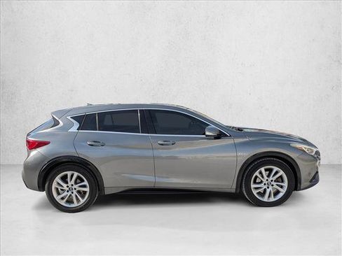 Used 2017 INFINITI QX30 image 4