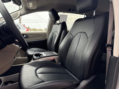 Used 2024 Chrysler Pacifica Touring-L image 9