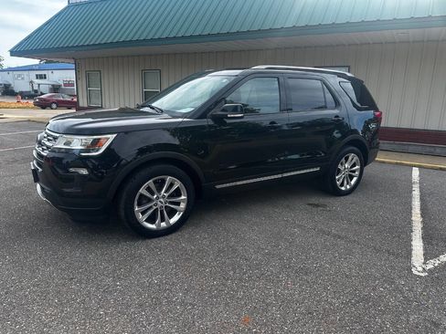Used 2018 Ford Explorer XLT w/ Equipment Group 202A AWD/4WD image 2