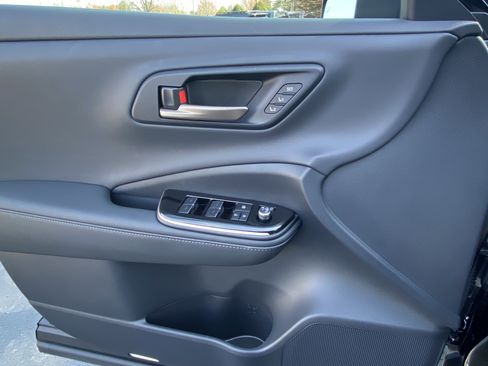 Certified 2025 Toyota Crown Signia image 9