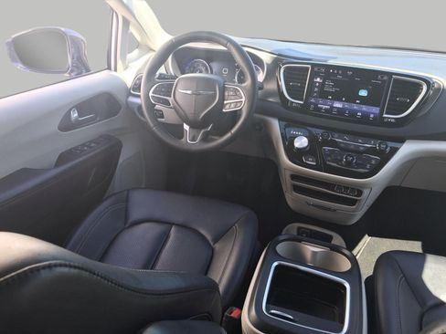 Used 2024 Chrysler Pacifica Touring-L FWD image 6