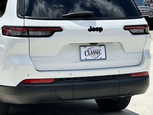 Used 2023 Jeep Grand Cherokee L Laredo RWD image 6