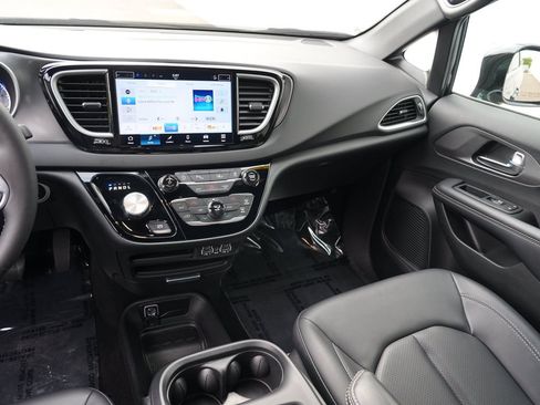 Used 2025 Chrysler Pacifica Select FWD image 20