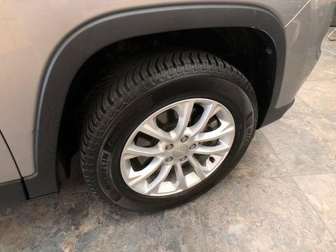 Used 2020 Jeep Cherokee Latitude w/ Cold Weather Group AWD/4WD image 9