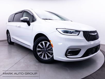 Used 2023 Chrysler Pacifica Limited w/ Uconnect Theater Family Group