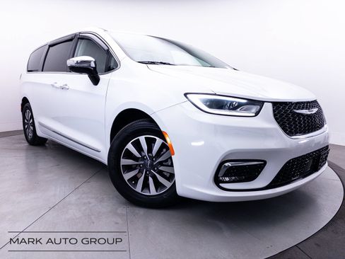 Used 2023 Chrysler Pacifica Limited w/ Uconnect Theater Family Group FWD image 1