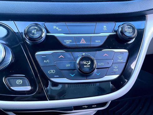 Used 2017 Chrysler Pacifica Touring-L FWD image 32