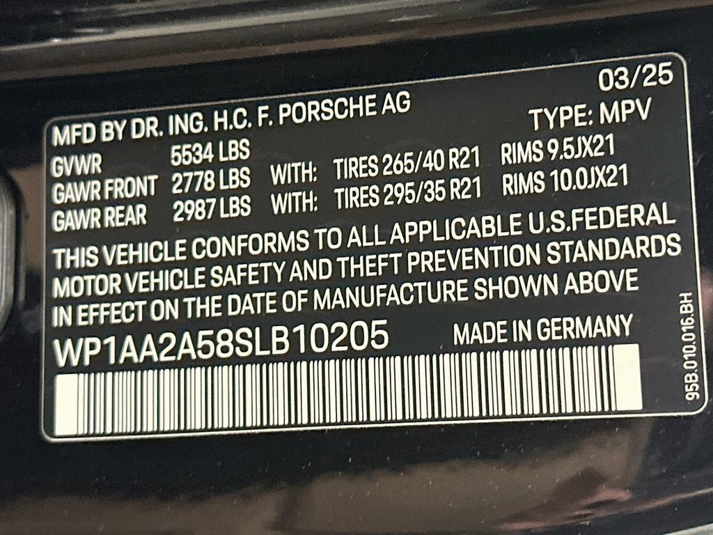 Certified 2025 Porsche Macan AWD/4WD image 35