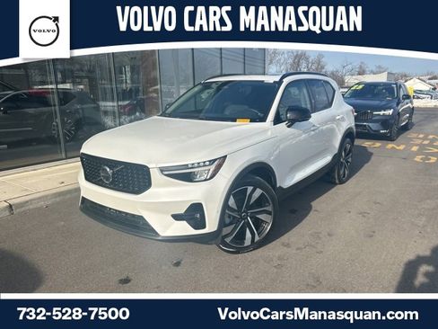 Certified 2025 Volvo XC40 B5 Plus image 1