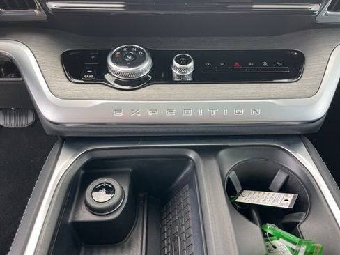 Used 2025 Ford Expedition Platinum AWD/4WD image 30