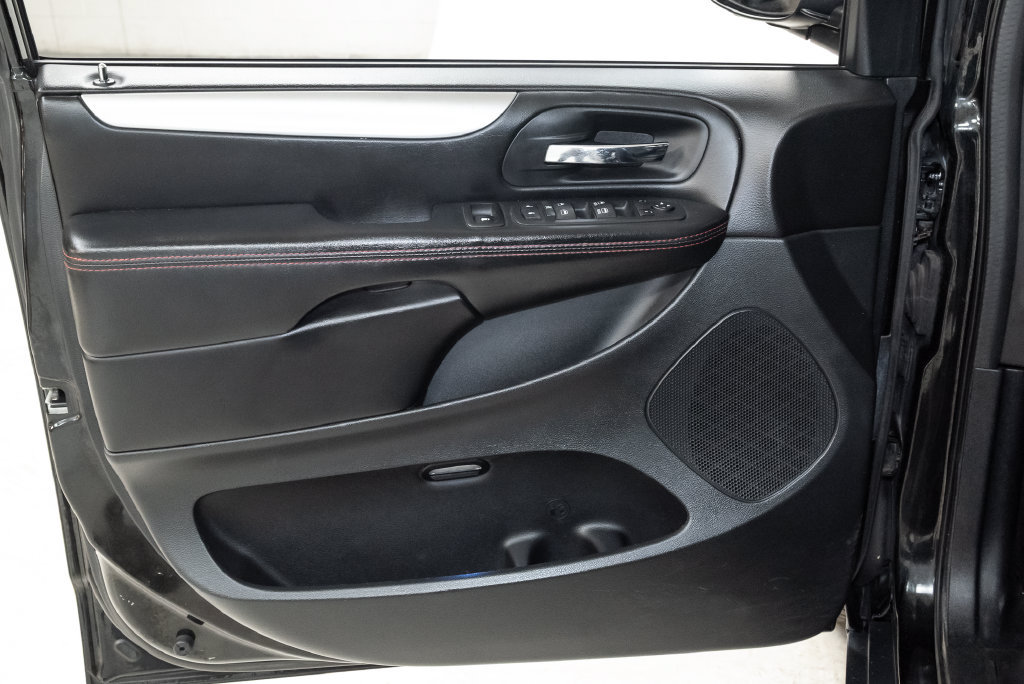 Used 2016 Dodge Grand Caravan R/T w/ Driver Convenience Group FWD image 9