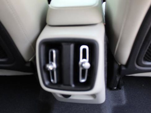Used 2022 Volvo XC40 T5 Momentum image 33