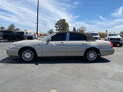 Used 2008 Lincoln Town Car Signature Limited RWD image 3