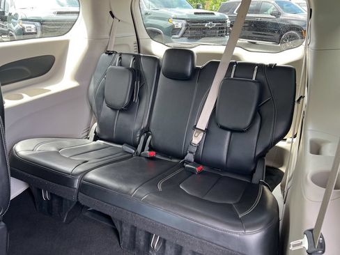 Used 2023 Chrysler Pacifica Touring-L FWD image 25