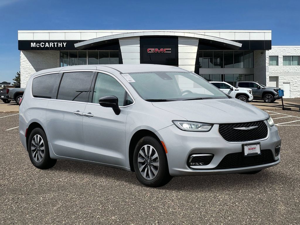Used 2024 Chrysler Pacifica Limited FWD image 1