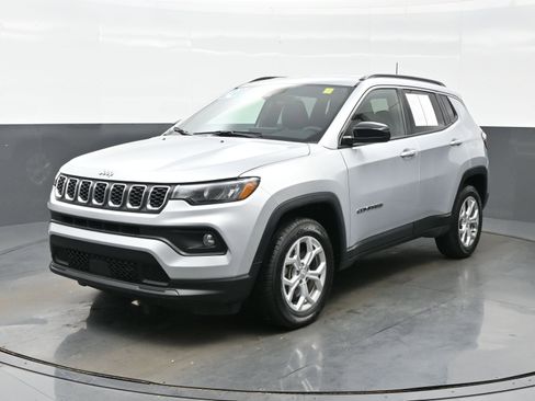 Used 2024 Jeep Compass Latitude image 2