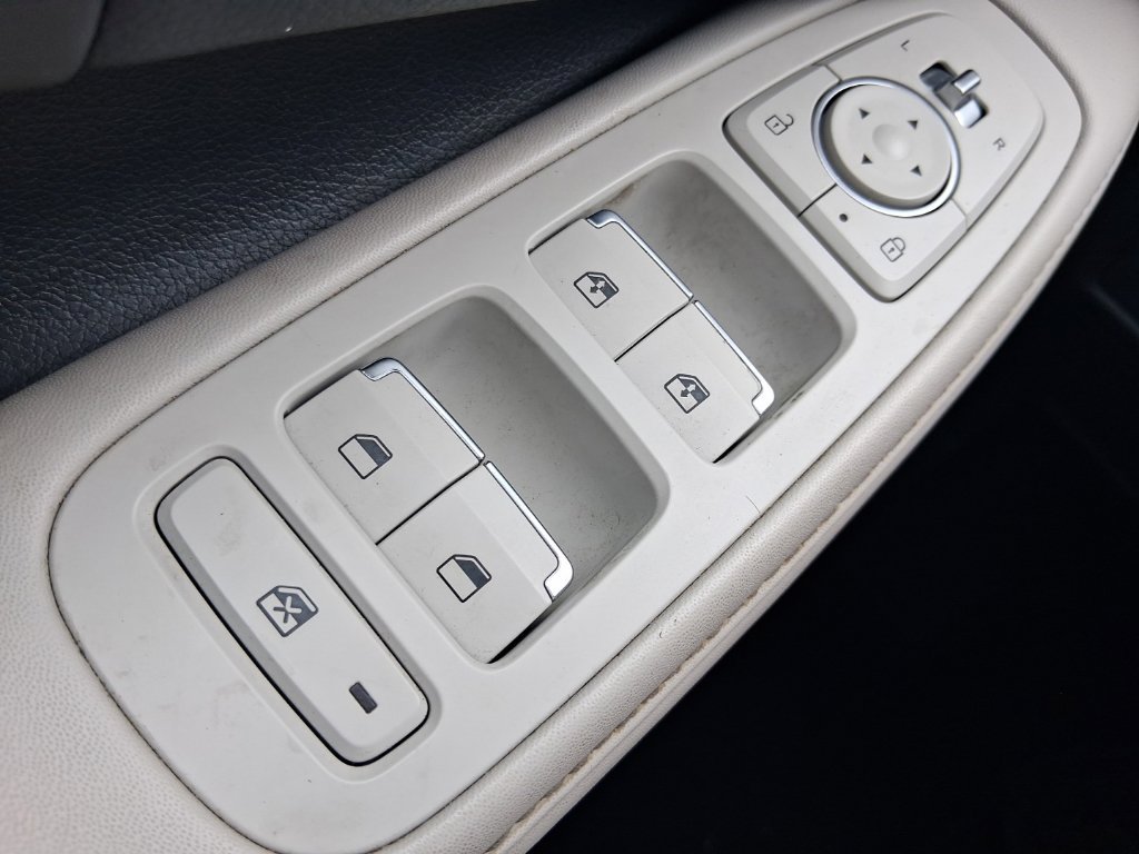 Used 2023 Hyundai Sonata Limited w/ Preferred Accessory Package FWD image 26