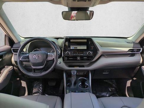 Used 2023 Toyota Highlander XLE FWD image 18