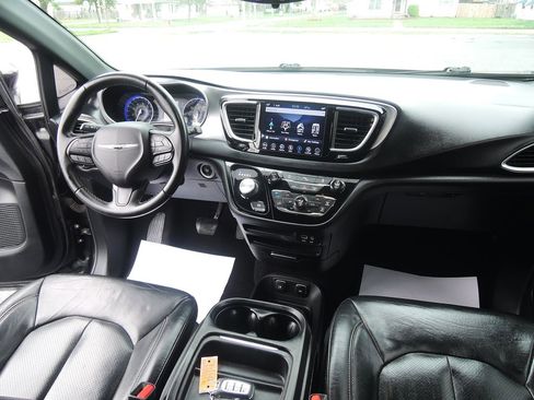 Used 2018 Chrysler Pacifica Touring-L w/ S Appearance Package FWD image 37