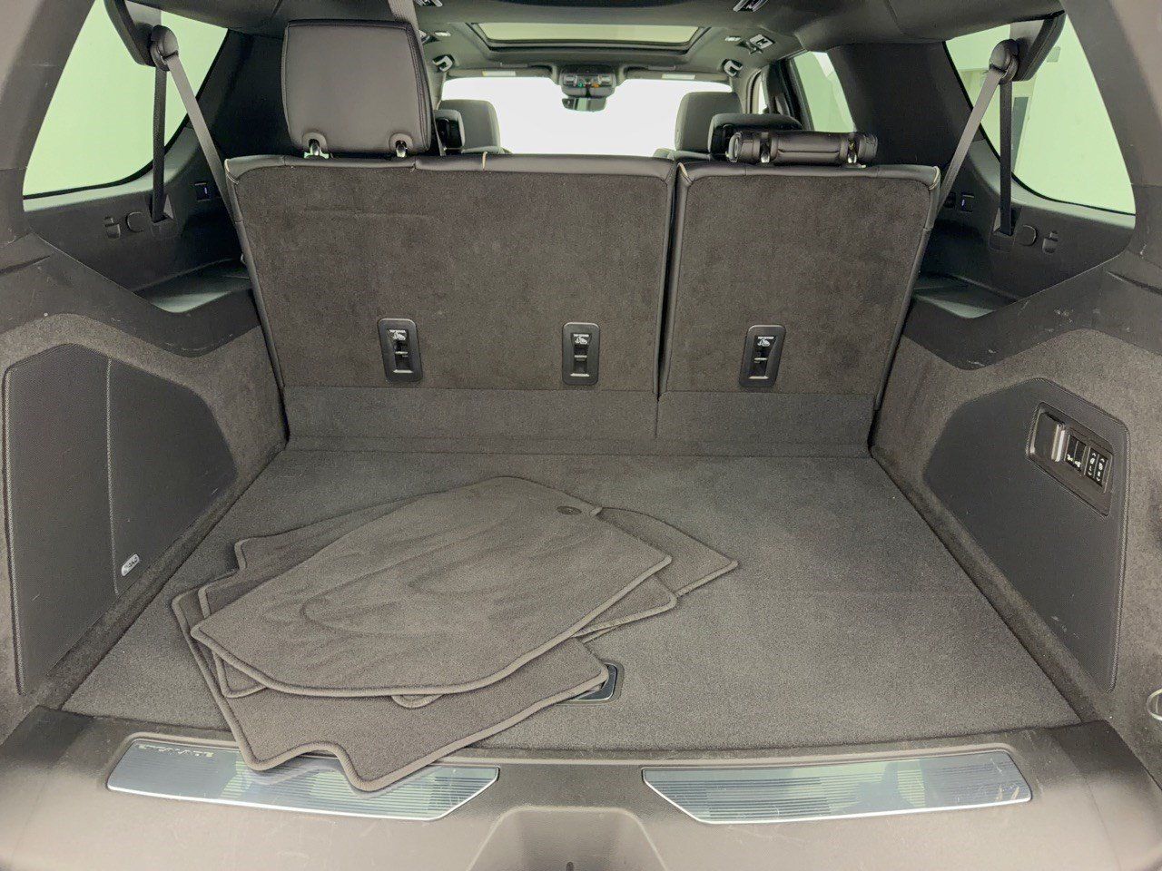 Used 2023 Cadillac Escalade ESV Premium Luxury w/ Performance Package AWD/4WD image 28