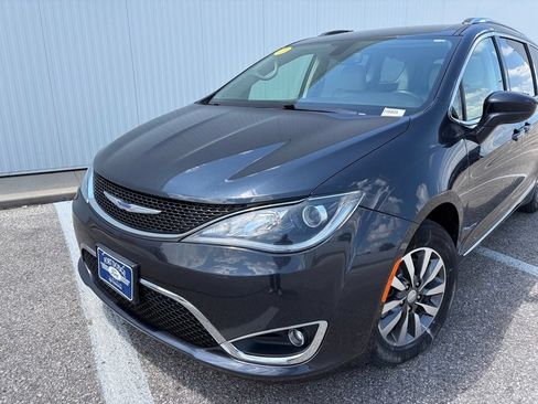 Used 2020 Chrysler Pacifica Touring-L Plus FWD image 2