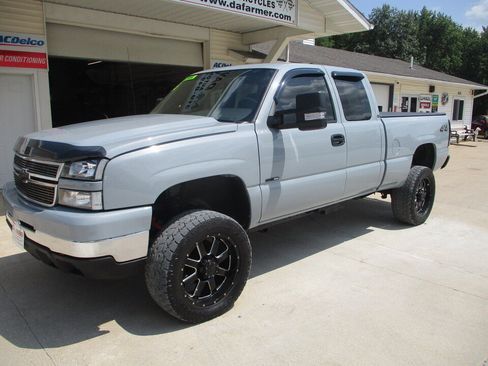 Used 2005 Chevrolet Silverado 2500 LS w/ Heavy-Duty Power Package AWD/4WD image 11