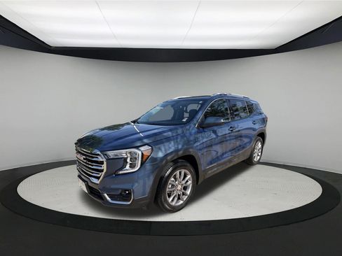Used 2024 GMC Terrain SLT w/ Infotainment Package II AWD/4WD image 3