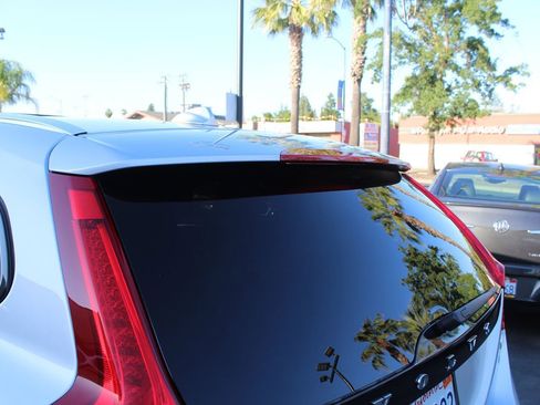 Used 2018 Volvo V60 T5 Cross Country image 16